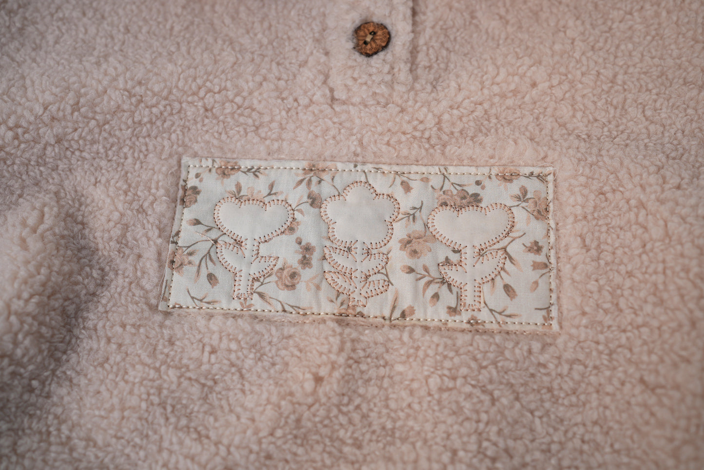 Beige fleece pullover with teddy accessory