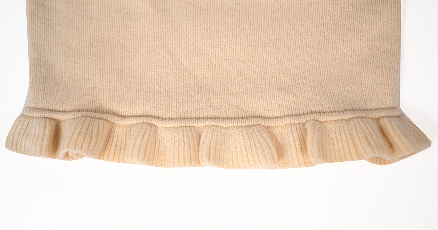 White knit sweater with bow details and frill hem